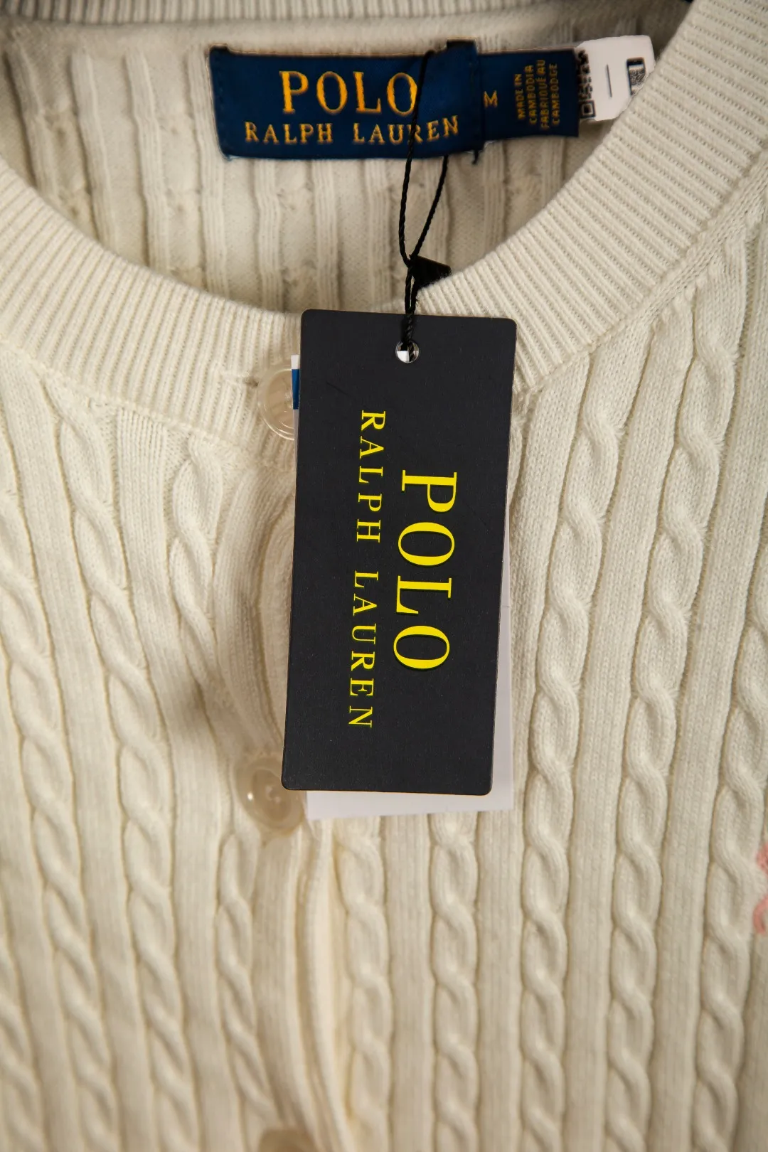 P196 Actual photo [Evergreen for all seasons] Style number: 25123# Color: black/navy blue/almond/white Size: S-XL - Ralph Lauren/Ralph Lauren 2025FW Zhao Lusi's same solid color logo knitted versatile fine twist knitted buttoned long-sleeved cardigan - RL's classic fine twist cardigan 21S quality cotton yarn A cardigan that can be worn in all seasons Can be matched inside or outside Simple and clean basic color matching The upper body is clean and flawless. The comfort brought by imported cotton yarn is soft. An item that cannot be rejected.